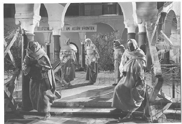 Scena del film "Amara Vittoria" - regia Nicholas Ray - 1957