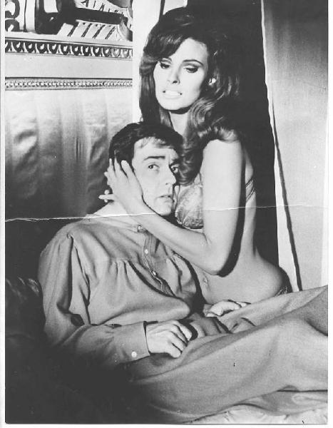 Scena del film "Il mio amico il diavolo" - regia Stanley Donen - 1967 - attori Raquel Welch e Dudley Moore