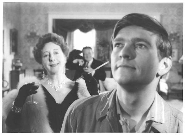 Scena del film "Billy il bugiardo" (Billy Liar) - regia John Schlesinger - 1963 - attori Tom Courtenay, Mona Washbourne e Wilfred Pickles
