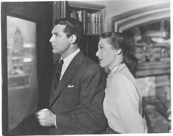Scena del film "La moglie del vescovo" (The Bishop's Wife) - regia Henry Koster - 1947 - attori Cary Grant e Loretta Young