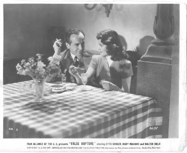 Scena del film "Black Eyes" (Gran Bretagna)/ "False Rapture" (USA) - regia Herbert Brenonr - 1939 - attori Mary Maguire e Walter Rilla