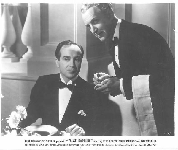 Scena del film "Black Eyes" (Gran Bretagna)/ "False Rapture" (USA) - regia Herbert Brenonr - 1939 - attori Walter Rilla e Otto Kruger