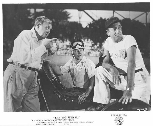 Scena del film "La pista di fuoco" - regia Edward Ludwig - 1949 - attori Mickey Rooney e Thomas Mitchell