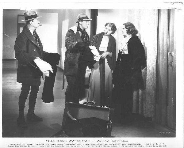 Scena del film "La forza dell'amore" - regia Leigh Jason - 1936 - attori Gene Raymond, Ned Sparks, Barbara Stanwyck e Helen Broderick