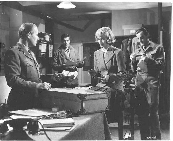Scena del film "Scuola di spie" - regia Lewis Gilbert - 1958 - attrice Virginia McKenna