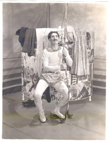 Scena del film "Tre pazzi a zonzo" - regia Edward Buzzell - 1939 - attore Groucho Marx