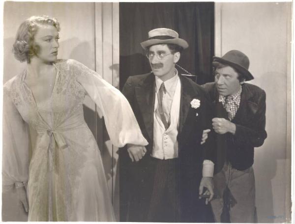 Scena del film "Tre pazzi a zonzo" - regia Edward Buzzell - 1939 - attori Groucho e Chico Marx, con Eve Arden
