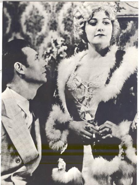 Scena del film "Applause" - regia Rouben Mamoulian - 1929 - attori Jack Cameron e Helen Morgan