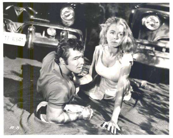 Scena del film "Anonima peccati" - regia Paul Wendkos - 1961 - attori Burt Reynolds e Salome Jens