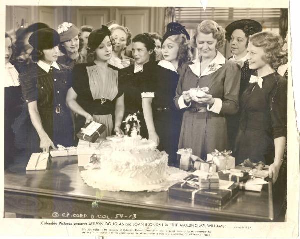 Scena del film "Manette e fiori d'arancio" - regia Alexander Hall - 1939 - attrice Joan Blondell