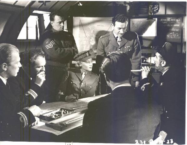 Scena del film "Appuntamento con Venere" - regia Ralph Thomas - 1951 - attori David Niven, Glynis Johns, John Horsley, Patric Doonan e Noel Purcell