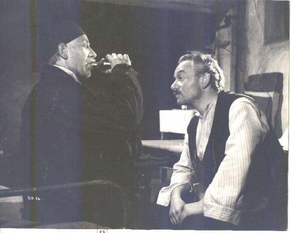 Scena del film "The Bespoke Overcoast" - regia Jack Clayton - 1956 - attori David Kossoff e Alfie Bass