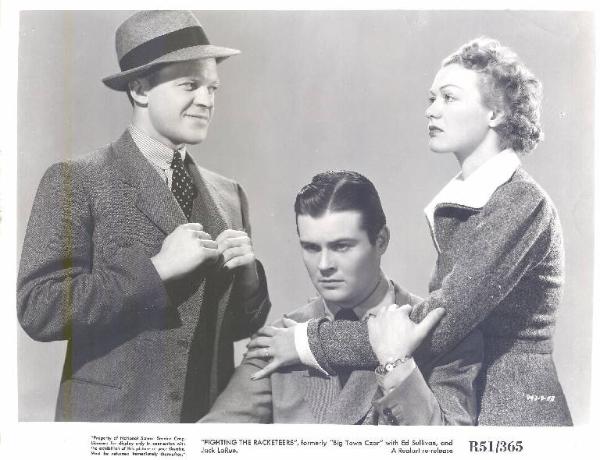 Scena del film "Big Town Czar" (Fighting the Racketeers) - regia Arthur Lubin - 1939 - attori Ed Sullivan e Eve Arden