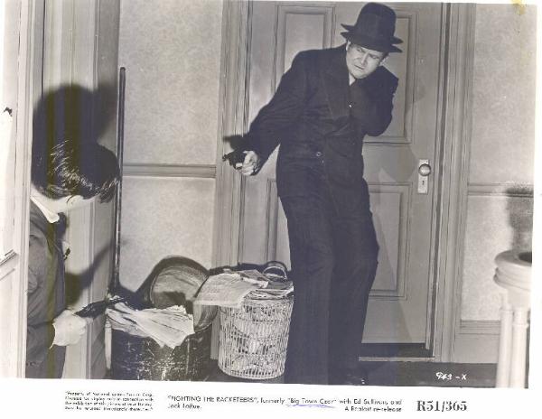 Scena del film "Big Town Czar" (Fighting the Racketeers) - regia Arthur Lubin - 1939 - attore Barton MacLane