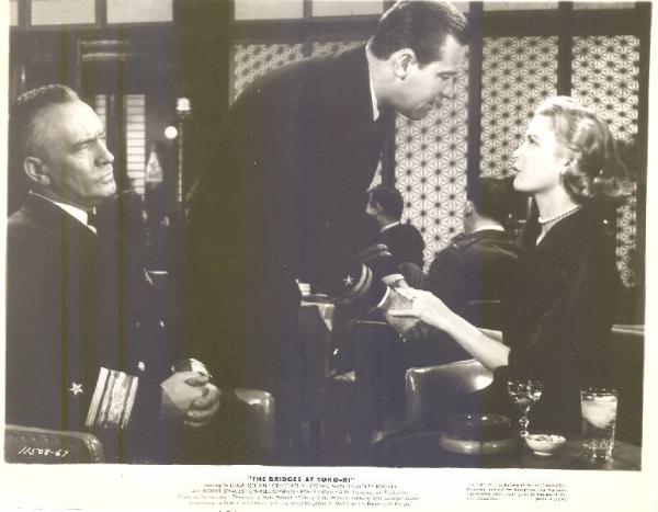 Scena del film "I ponti di Toko Ri " - regia Mark Robson - 1954 - attori William Holden, Grace Kelly e Fredric March