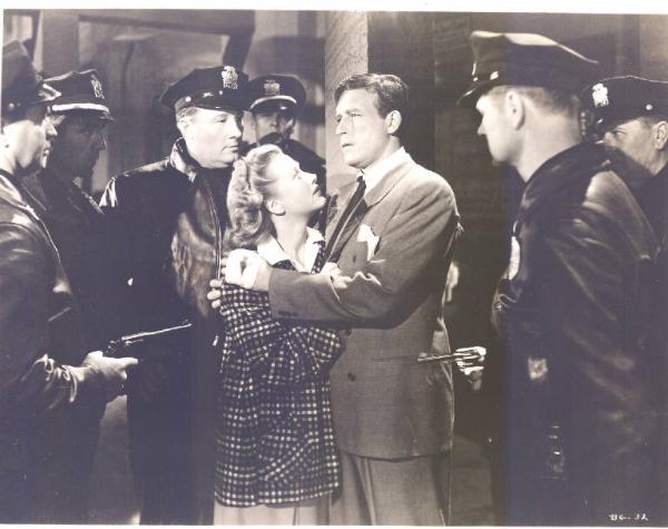 Scena del film "Squadra mobile 61" - regia Richard Fleischer - 1948 - attori Priscilla Lane e Phillip Reed