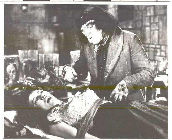 Scena del film "Il sangue del vampiro" - regia Henry Cass - 1958