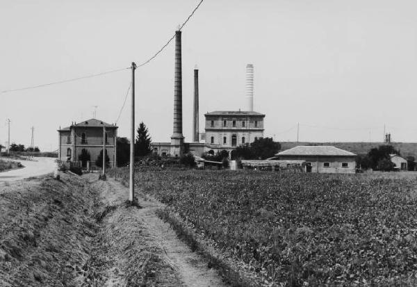 Stabilimento idrovoro dell'Agro Mantovano-Reggiano - ciminiere - edifici circostanti