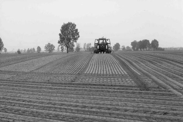 Campo arato - trattore con seminatrice per cereali