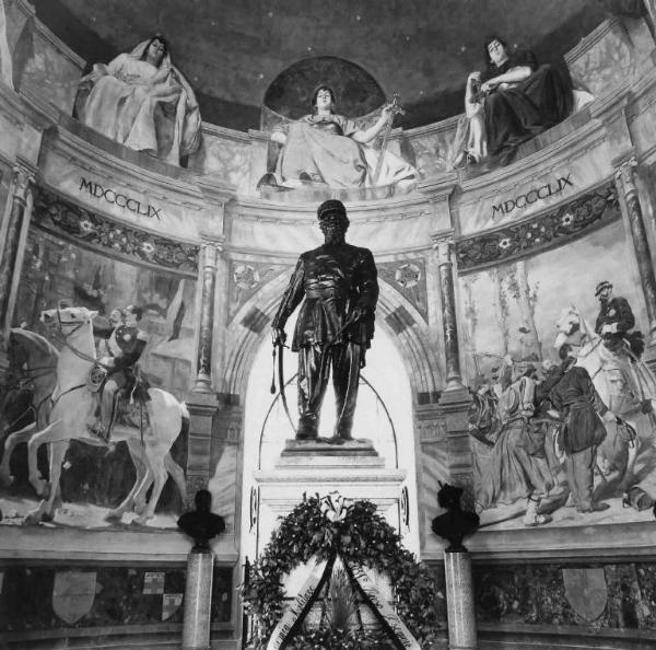 San Martino della Battaglia - torre-sacrario - statua di Vittorio Emanuele II - corona floreale