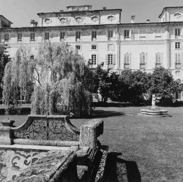 Villa Cavazzi - giardino - strutture in pietra
