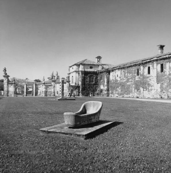 Villa Cavazzi - giardino - vasca in pietra