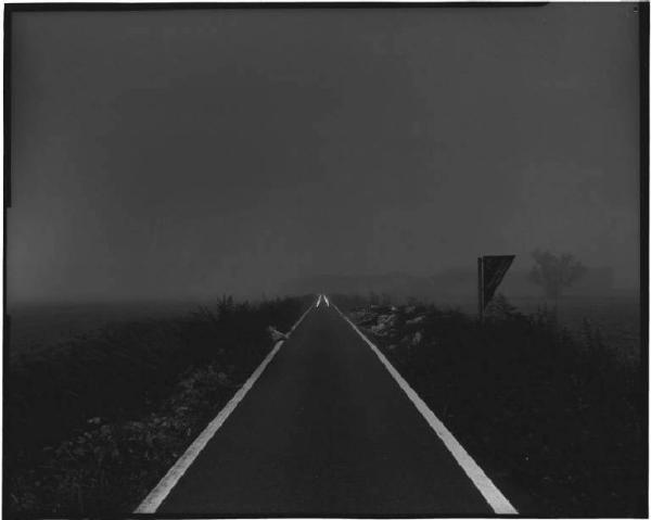 Strada - campi - nebbia - cartello segnaletico