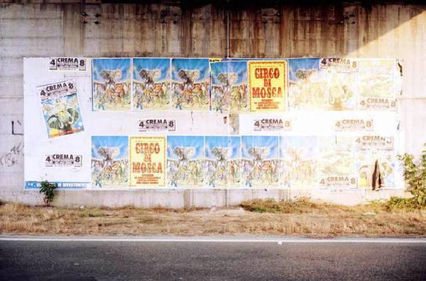 Manifesti pubblicitari del Circo di Monza affissi al muro - strada