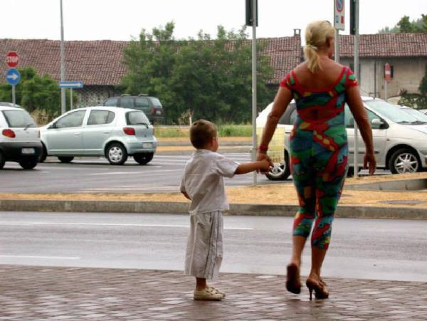 Madre e figlio sul marciapiede - strada
