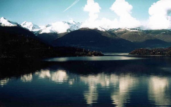 Lago di Como - monti - riflesso