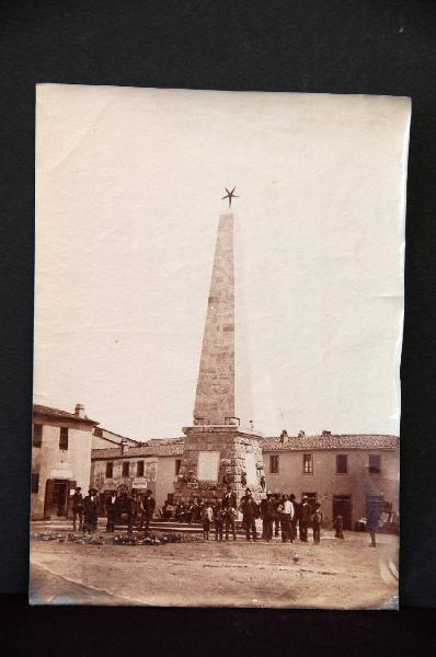 Follonica - Piazza Sivieri - Obelisco alla memoria di coloro che aiutarono Giuseppe Garibaldi a fuggire alle truppe pontificie / Risorgimento italiano