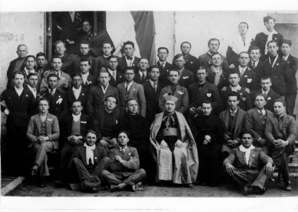 Ritratto di gruppo maschile - Mons. Fulvio Tessaroli con la classe 1913