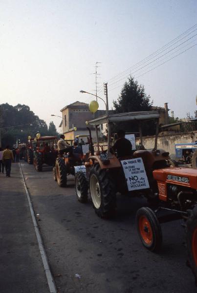 Manifestazione contro la possibile installazione di una centrale elettronucleare 1983 - Viadana - Via Guglielmo Marconi - Sfilata trattori