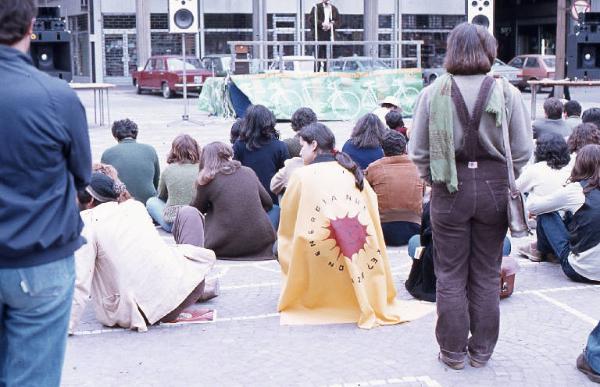 Manifestazione "Tutti a Viadana in Bicicletta " contro la possibile installazione di una centrale elettronucleare 1980 - Viadana - Piazza Alessandro Manzoni - Ritratto di gruppo - Manifestanti
