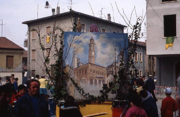 Tradizione popolare "Brüsa la vècia" 1988 - Viadana - Via Garibaldi - Sfilata - Veduta di Viadana sul carro