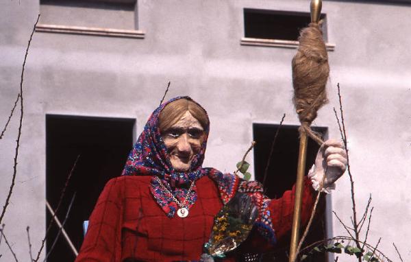 Tradizione popolare "Brüsa la vècia" 1988 - Viadana - Via Garibaldi - Sfilata - Carro con la vecchia in cartapesta