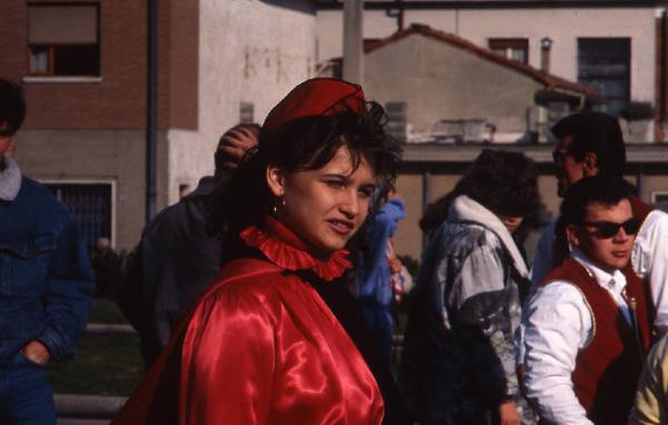 Tradizione popolare "Brüsa la vècia" 1988 - Viadana - Sagrato Chiesa di San Pietro Apostolo - Sfilata - Ritratto femminile - Majorette