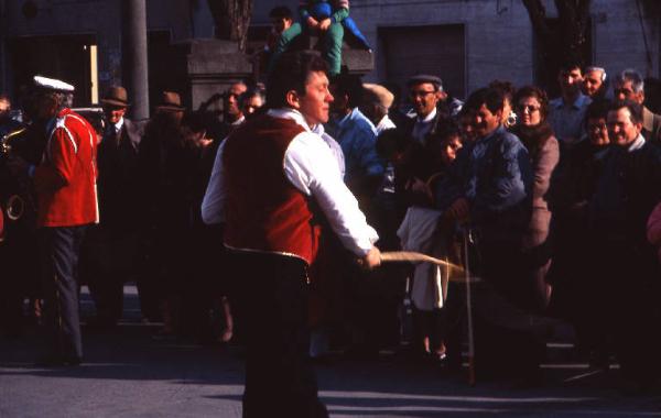 Tradizione popolare "Brüsa la vècia" 1988 - Viadana - Sagrato Chiesa di San Pietro Apostolo - Sfilata - Ritratto maschile - Frustatore