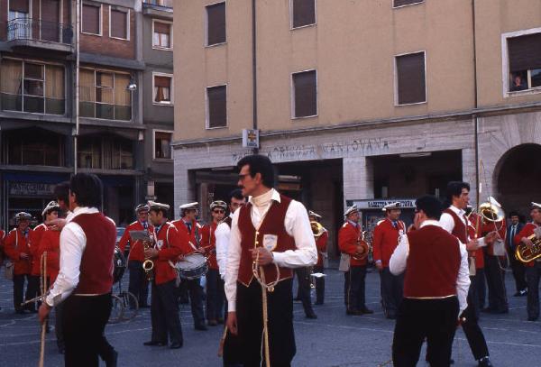 Tradizione popolare "Brüsa la vècia" 1988 - Viadana - Piazza Alessandro Manzoni - Sfilata - Ritratto di gruppo maschile - Frustatori