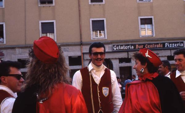 Tradizione popolare "Brüsa la vècia" 1988 - Viadana - Piazza Alessandro Manzoni - Sfilata - Ritratto di gruppo - Frustatori e majoretts