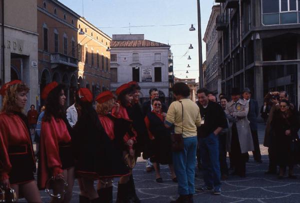 Tradizione popolare "Brüsa la vècia" 1988 - Viadana - Piazza Alessandro Manzoni - Sfilata - Ritratto di gruppo - Majoretts e Cesare Tizzi