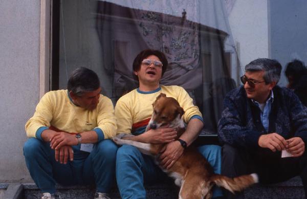 Tradizione popolare "Brüsa la vècia" 1988 - Viadana - Incrocio via Garibaldi, via Carrobbio - Ritratto di gruppo maschile - Cesare Tizzi e Aldo Cova