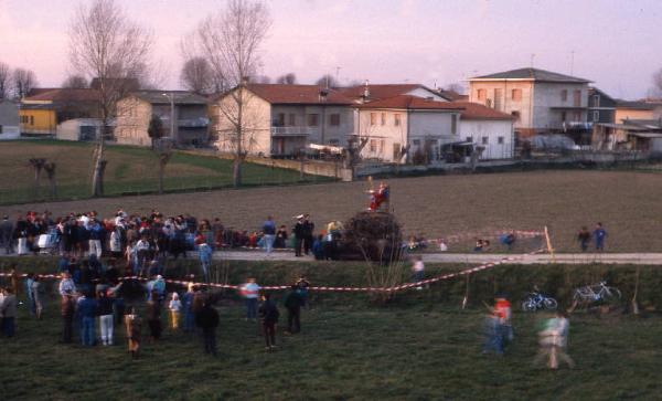 Tradizione popolare "Brüsa la vècia" 1988 - Viadana - Via Santa - Rogo della vecchia in cartapesta
