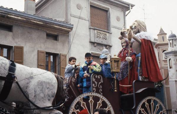 Tradizione popolare "Brüsa la vècia" 1991 - Viadana - Via Garibaldi - Sfilata della vecchia in cartapesta