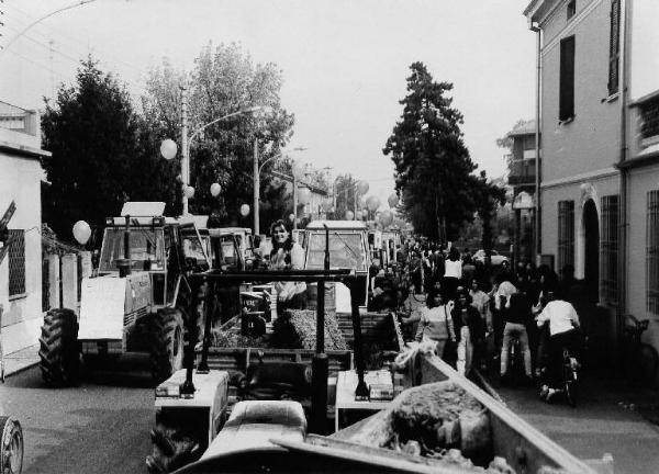 Manifestazione contro la possibile installazione di una centrale elettronucleare 1983 - Viadana - Via Guglielmo Marconi - Sfilata trattori