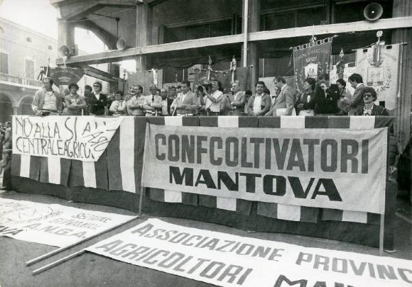 Manifestazione contro la possibile installazione di una centrale elettronucleare 1983 - Viadana - Piazza Alessandro Manzoni - Palco delle autoritÃ 