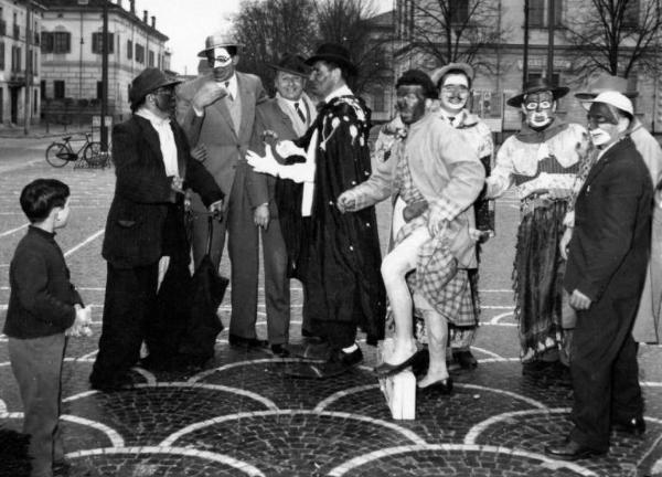 Carnevale 1960-1970 - MercoledÃ¬ delle Ceneri - Viadana - Piazza Alessandro Manzoni - Ritratto di gruppo maschile