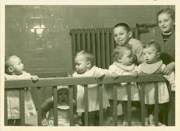 Ritratto di gruppo - Bambini nel box - Milano - Istituto Provinciale di Protezione e Assistenza dell'Infanzia - Reparto divezzi