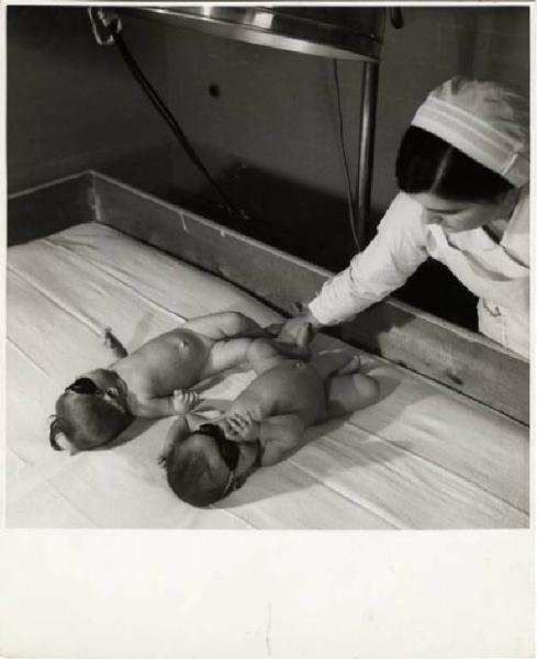 Milano - Istituto Provinciale di Protezione e Assistenza dell'Infanzia - Reparto radiologia - Neonati sottoposti a fototerapia per il trattamento dell¿ittero neonatale