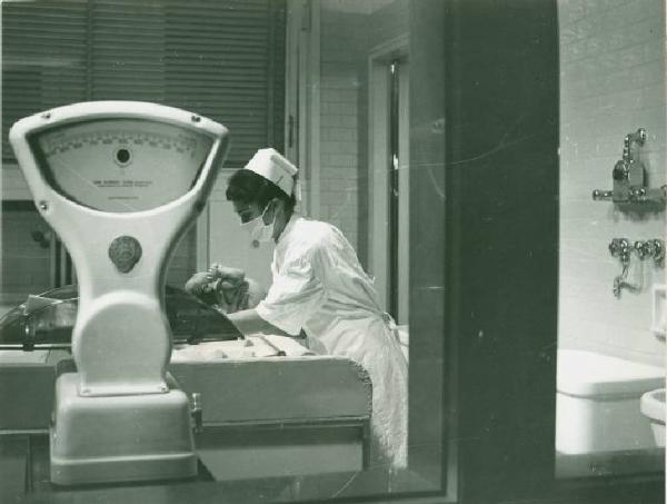 Ritratto infantile - Neonato con infermiera, negli attimi successivi al parto